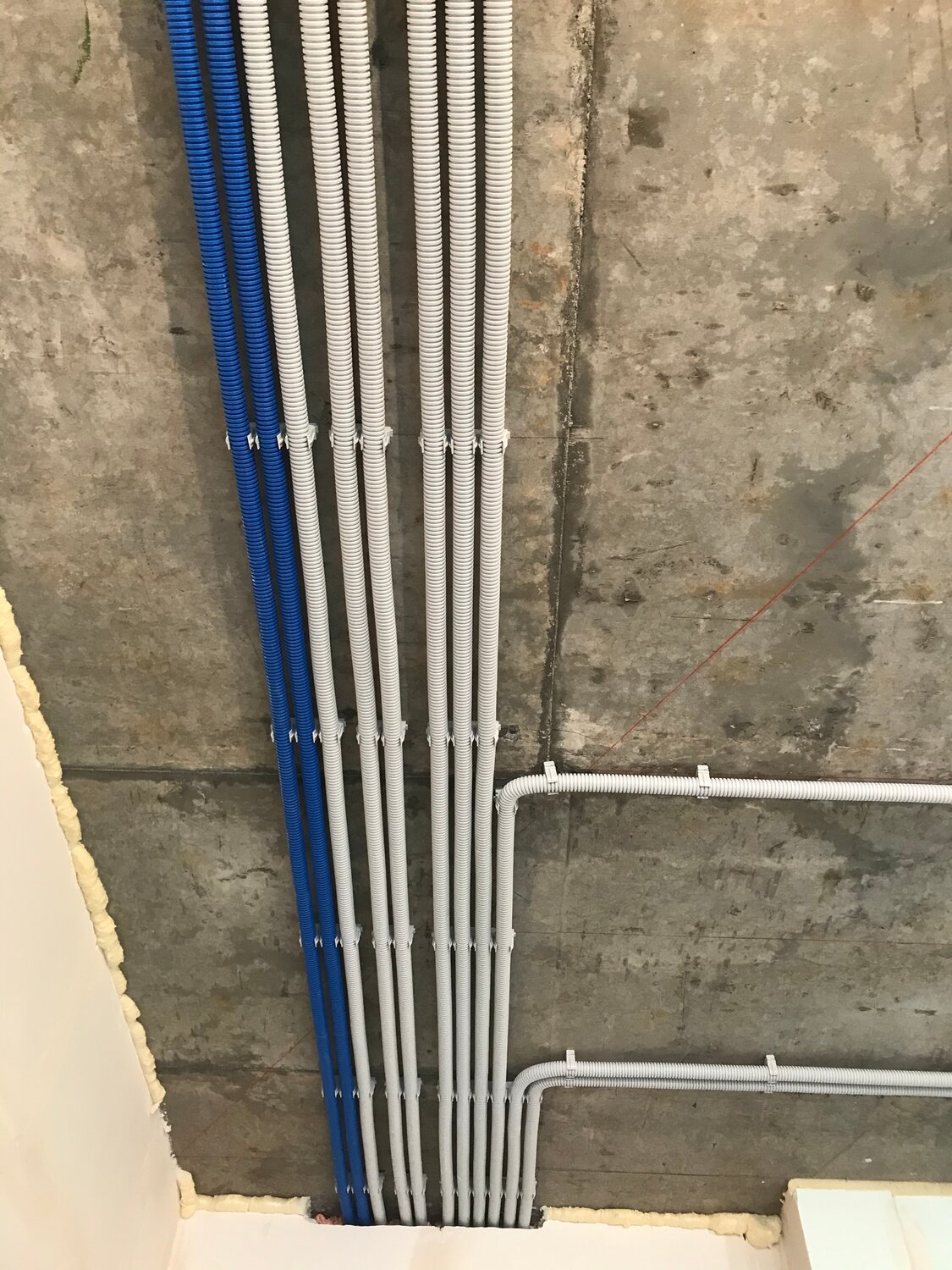 монтаж электропроводки в гофре, монтаж кабеля в гофре по потолку, прокладка кабеля в гофре по потолку, прокладка кабеля в гофре, прокладка электропроводки