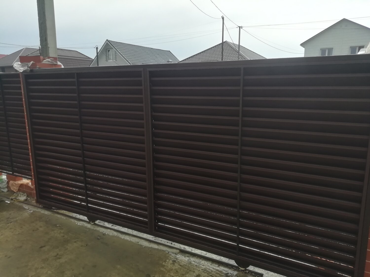 забор жалюзи, металлический забор жалюзи, забор жалюзи рал 8017, забор жалюзи металлические со столбами 100 на 100, забор жалюзи 8017