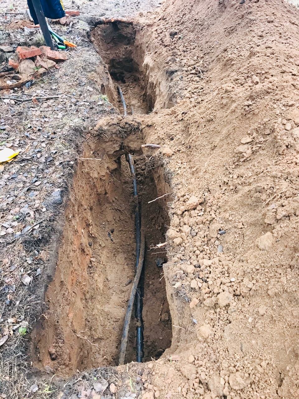 траншея для водопровода, траншея под водопровод, прокладка водопровода в земле, копать траншею, прокладка водопровода