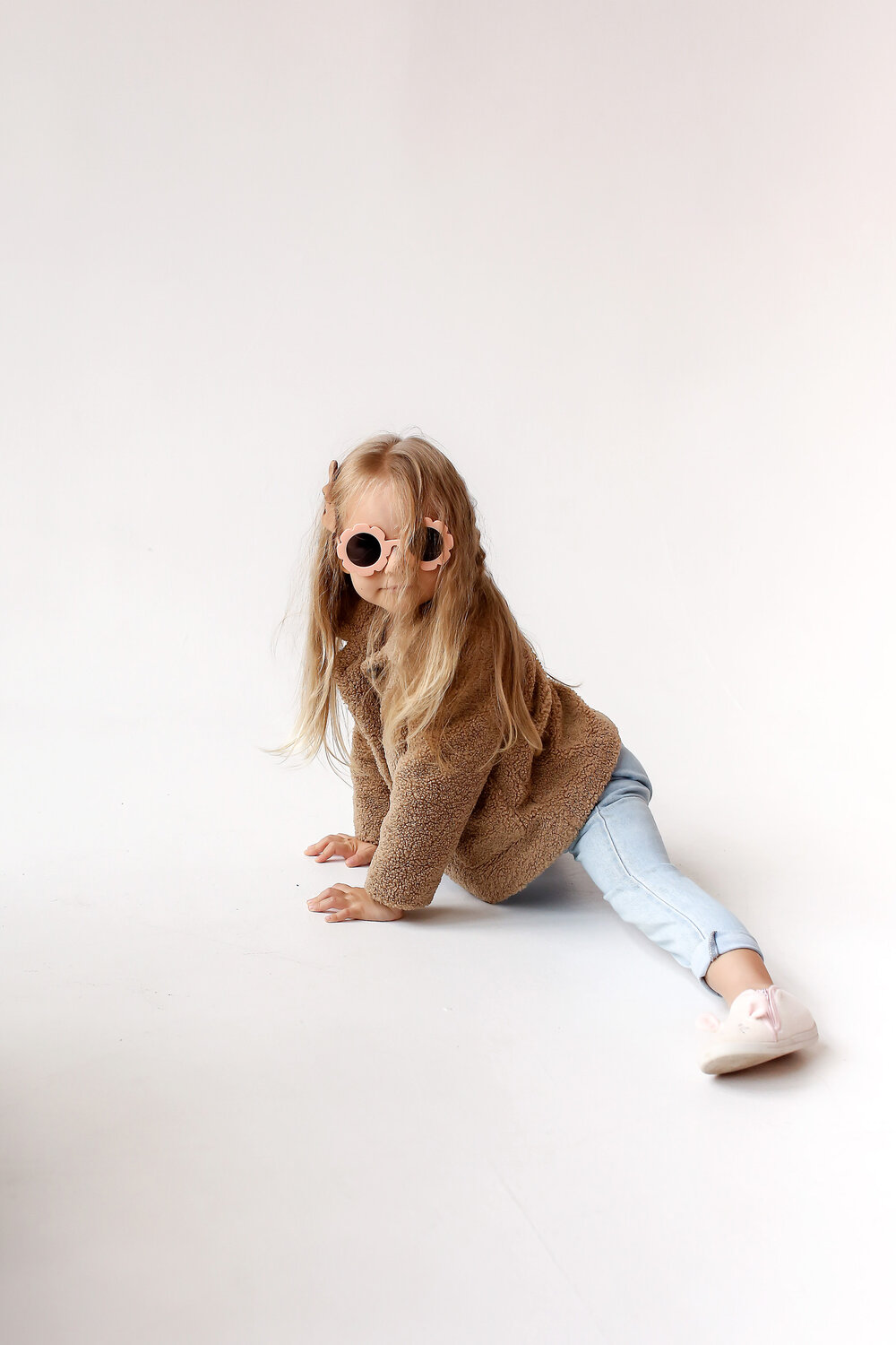 собака на белом, свитер, девочка играет с собакой, собака, sweater