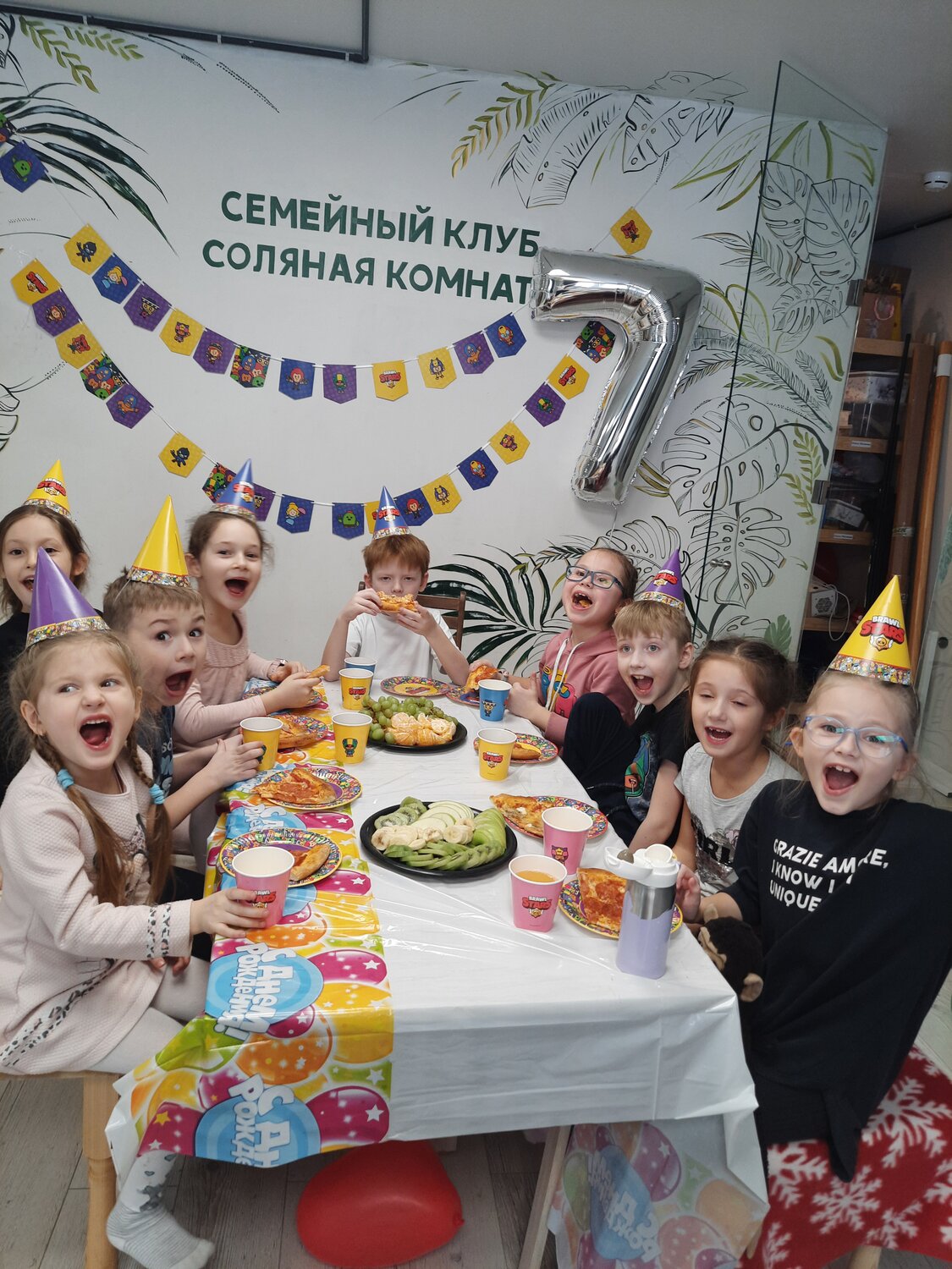 The centerpiece at this LOL Surprise Dolls birthday party i  День  рождения, Тематические дни рождения, Кукольная вечеринка