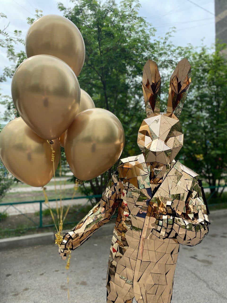 зеркальный костюм, зеркальный человек, золотые зеркальные люди, зеркальное шоу, перфоманс шоу -зеркальные люди
