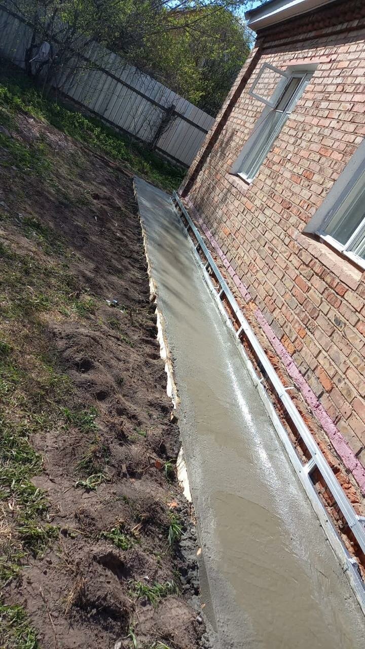 обустройство отмостки, отмостка возле дома, отмостка, отмостка дома, дренаж отмостки