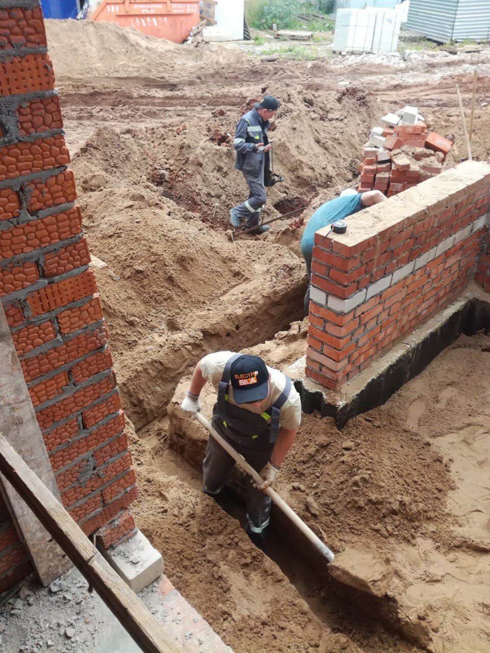 на стройке, строительные работы, копка траншей, строительство, теплосети волгоград