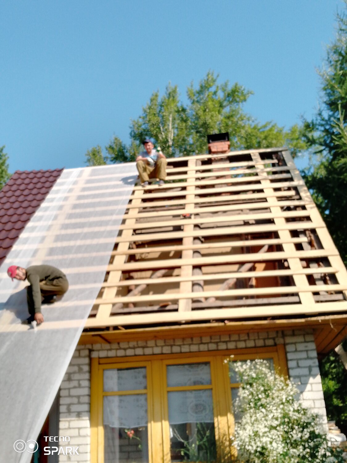 монтаж кровли, монтаж металлочерепицы поверх старой кровли, покрыть крышу, покрытие кровли, кровля