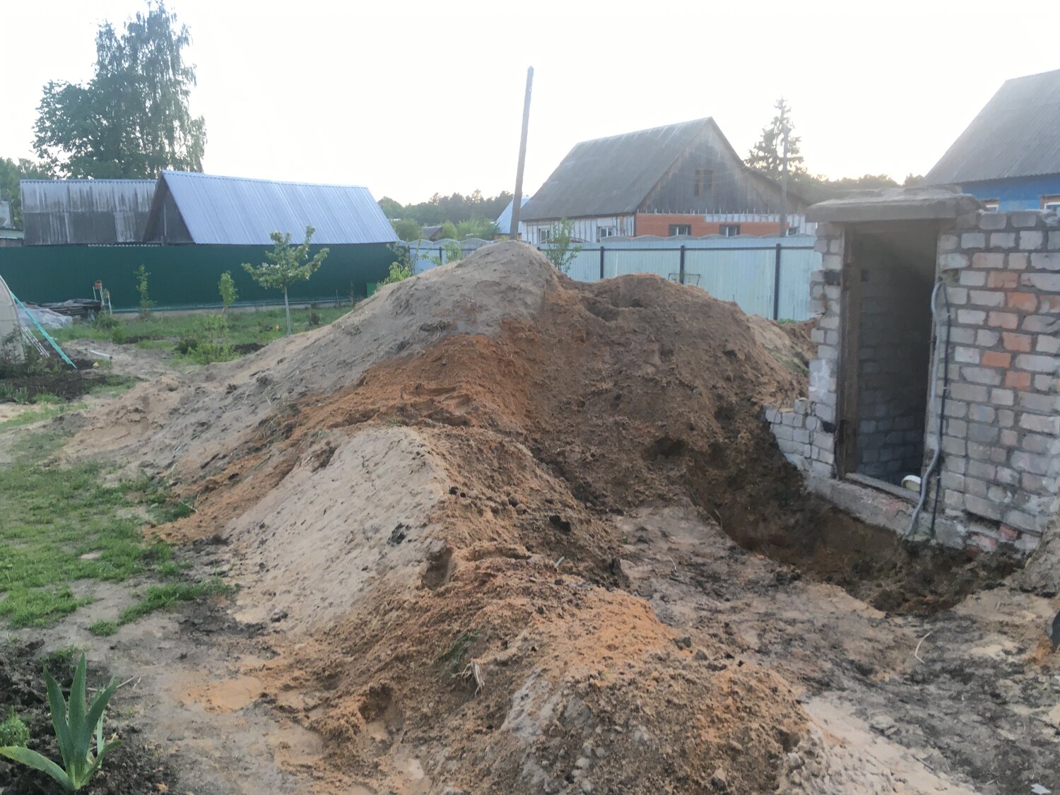 в селе, траншея поперек дороги, участок, куча глины, грунт для поднятия участков