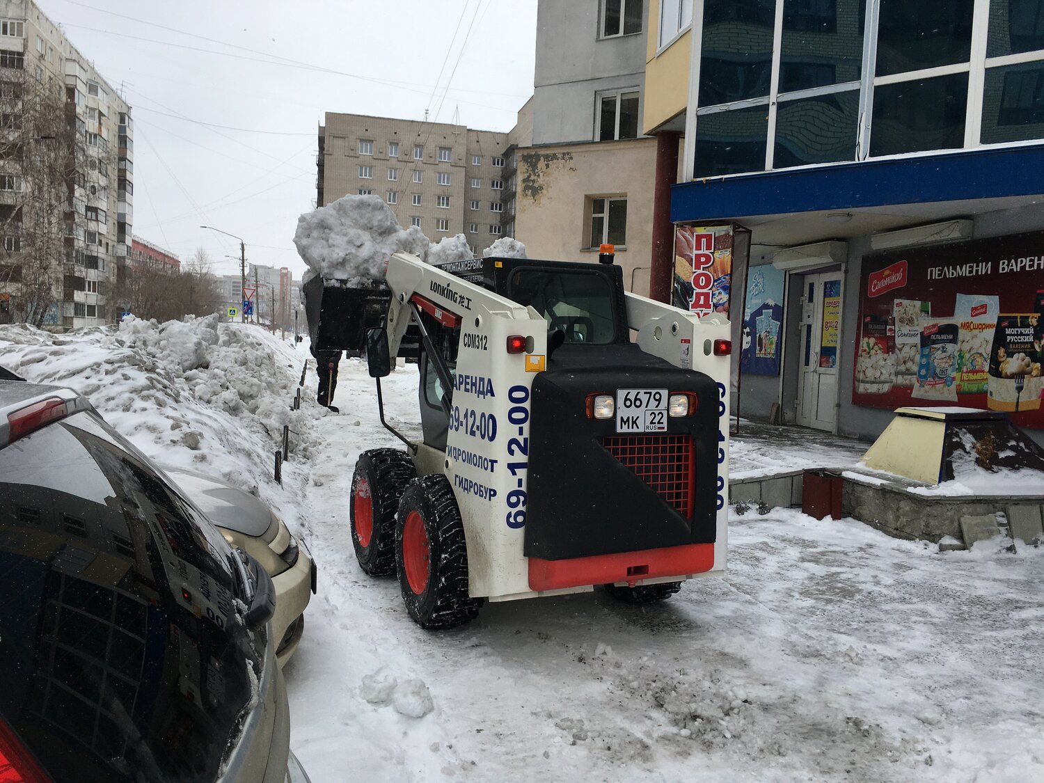 Уборка снега на территории мини-погрузчиком