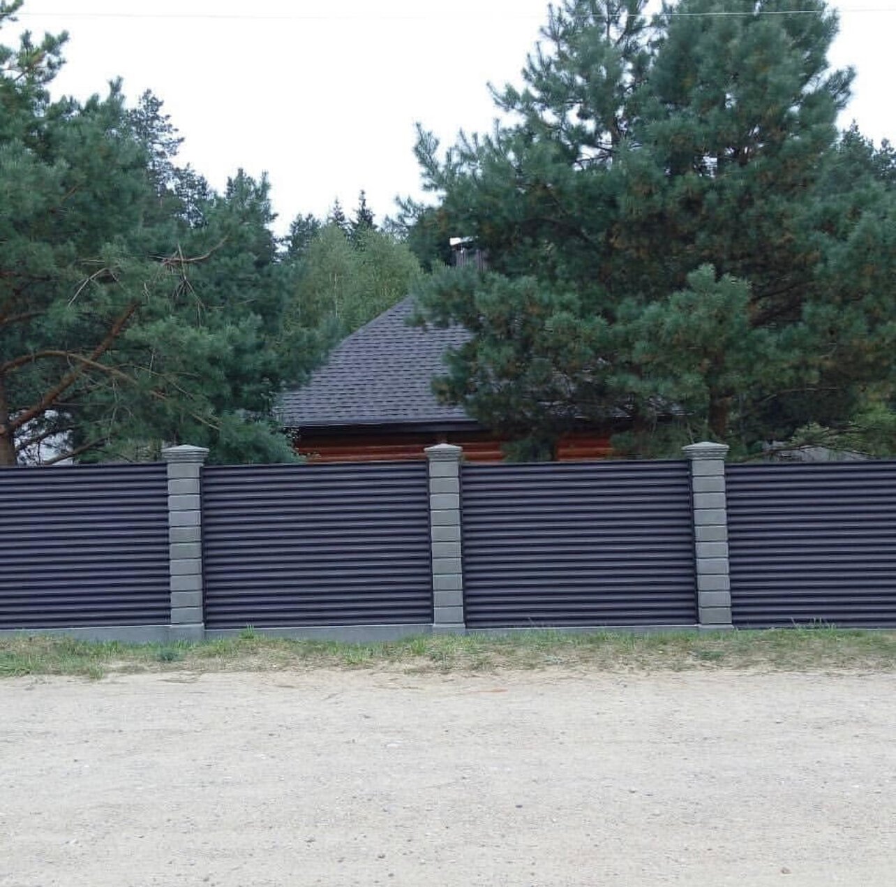 забор, забор из металлического штакетника, металлический забор, современные заборы, фотографии заборов