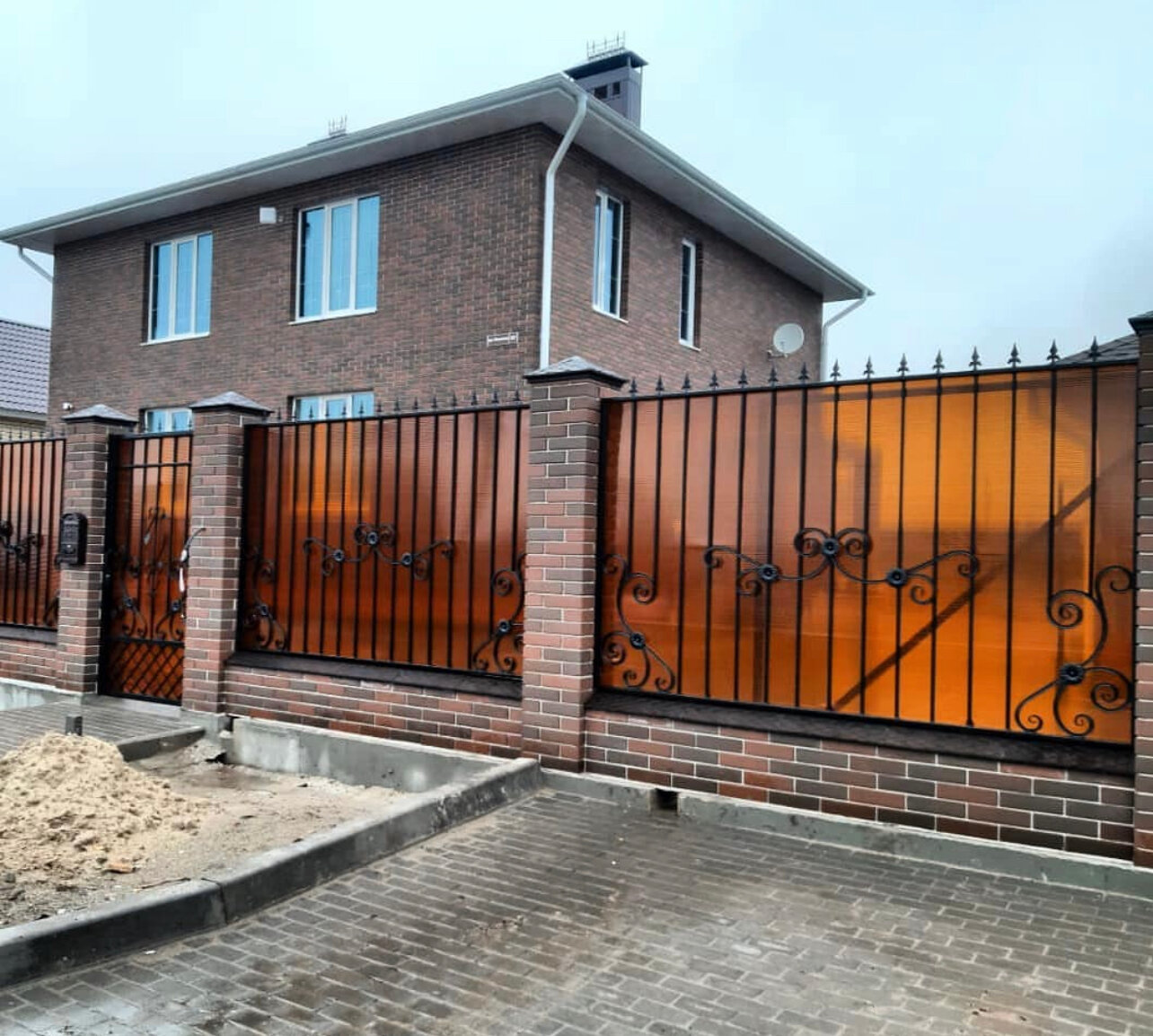 забор кирпичный, кованый забор, металлические заборы для частного дома, стальной забор для коттеджа, заборы для частного