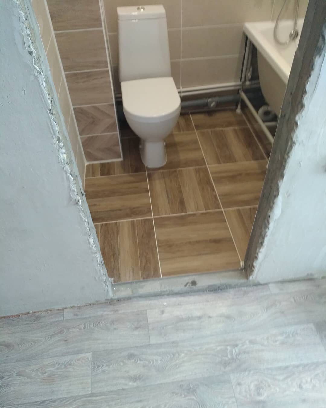 туалет, пол в туалете, укладка плитки вокруг унитаза, дизайн туалета, линолеум в туалете