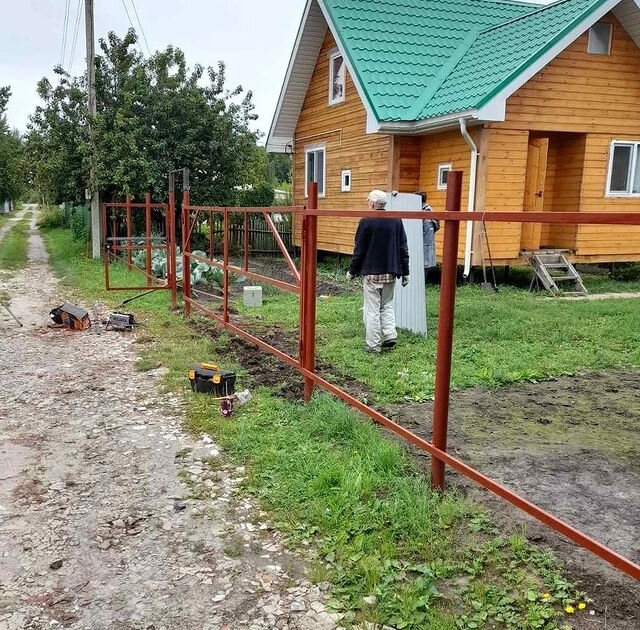 забор, забор из рабицы, каркас забора, строим забор из сетки рабицы и шпал, забор рабица