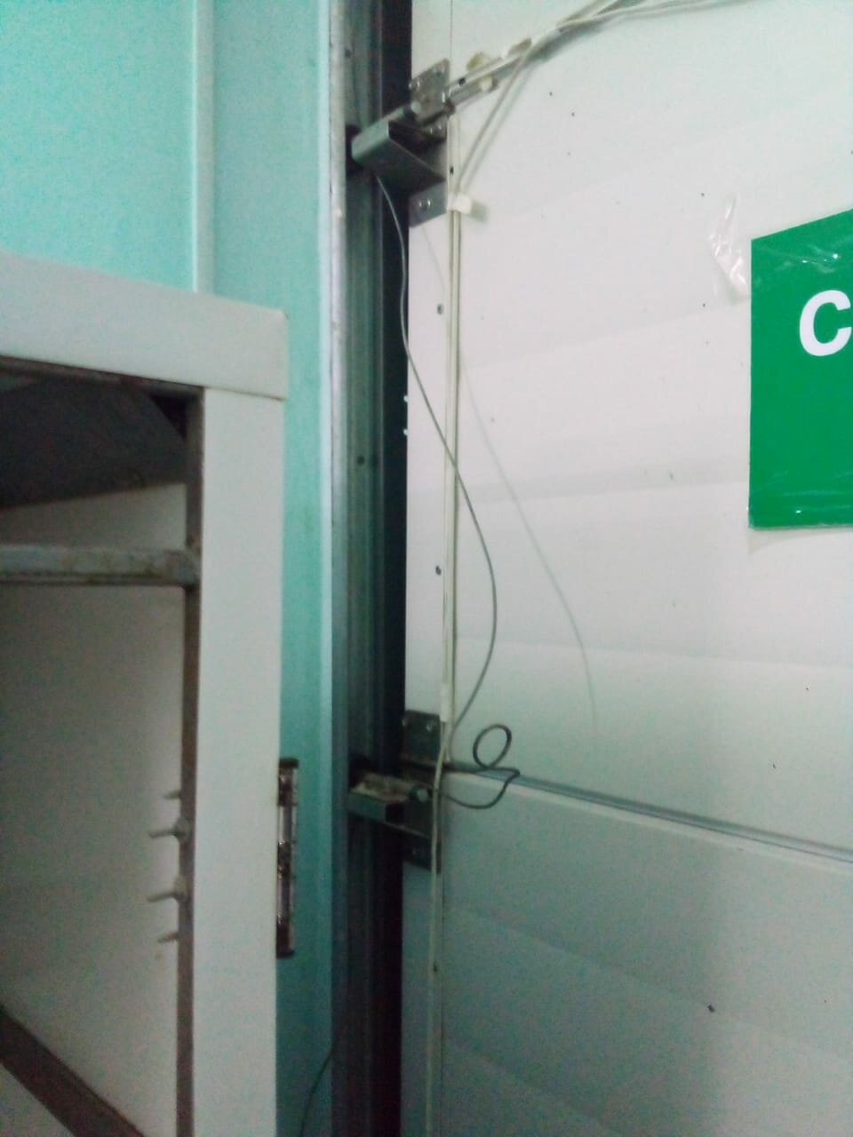 скуд на калитку секционных ворот, волхов,  ул. юрия гагарина, д. 1в, лифт в поликлинике, лифт, монтаж