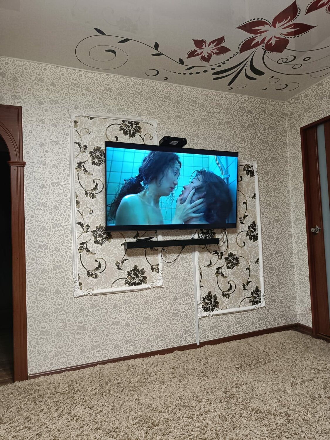 евроремонт квартир, комната дома, маленький телевизор на стену, квартира с ремонтом, телевизор