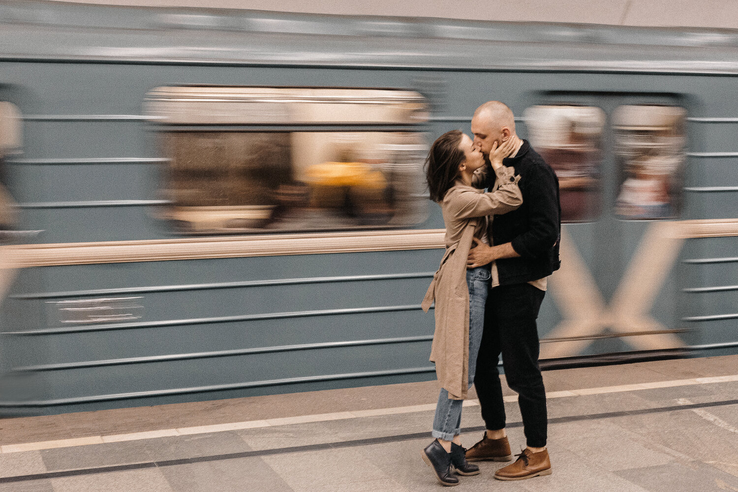 влюбленные в метро, человек, парень и девушка на вокзале, питерское метро грустные люди, двое людей