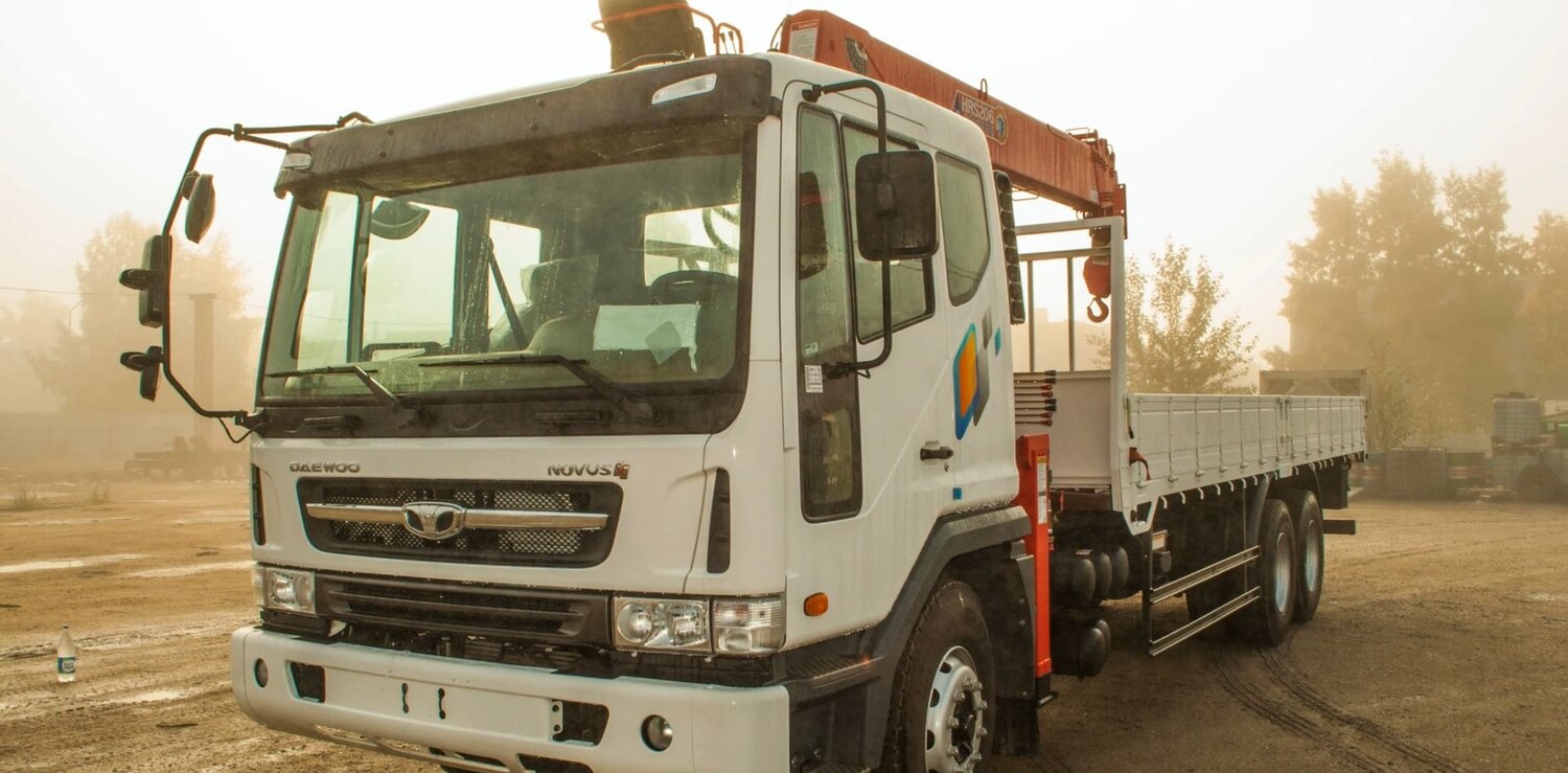 daewoo novus se, кран манипулятор faw ca3250p66k2t1e5, эвакуатор daewoo novus с кму hiab 160t, daewoo novus грузовой бортовой с манипулятором, манипулятор дэу 7т