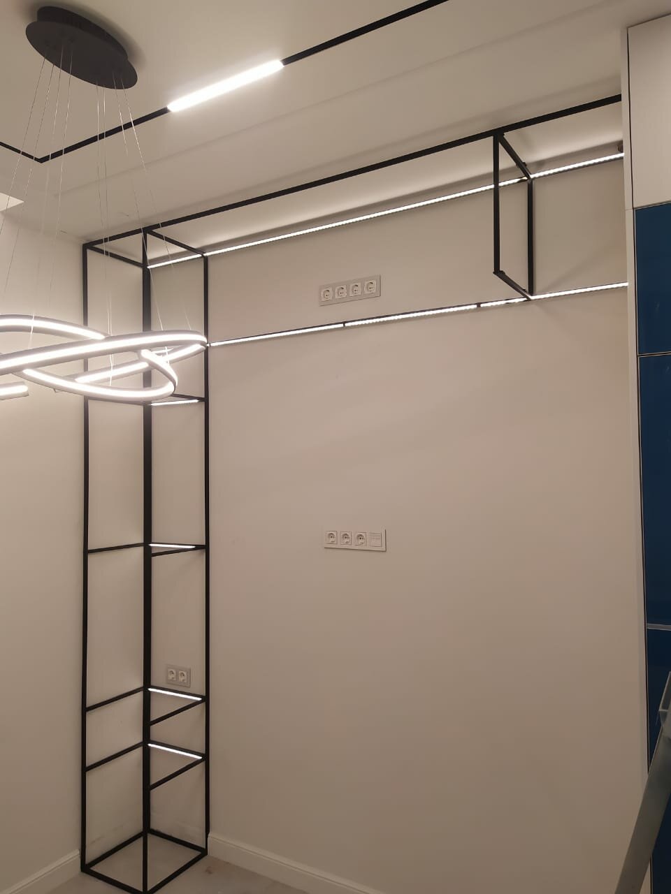 торговое оборудование, стеллажи для шоурума, интерьер, вешалка лофт, металлический стеллаж