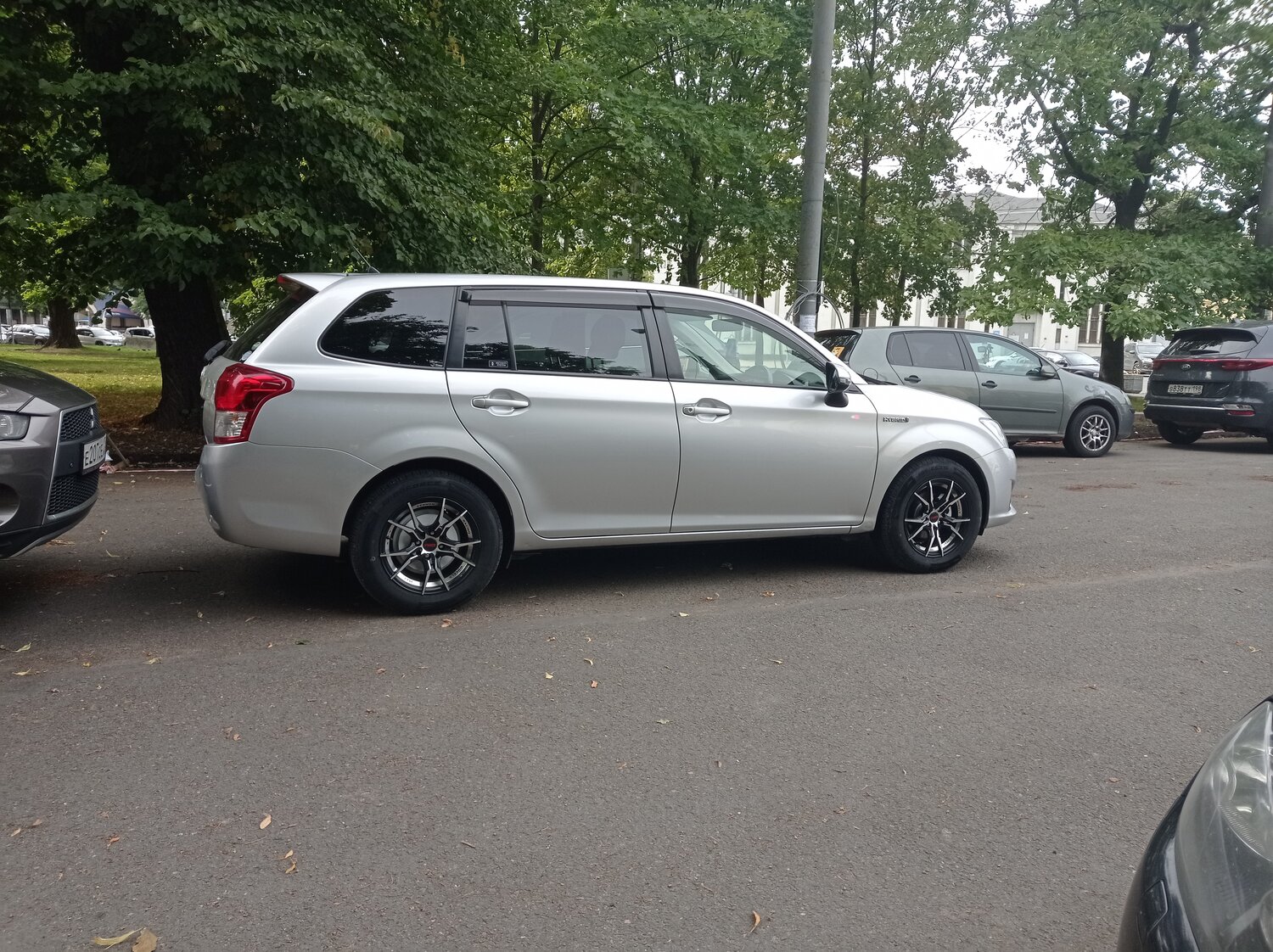 toyota corolla fielder 2016 гибрид, mitsubishi outlander 2013, тойота филдер 2018 года, белый митсубиси аутлендер перевернулся 2019, Subaru Outback IV Рестайлинг