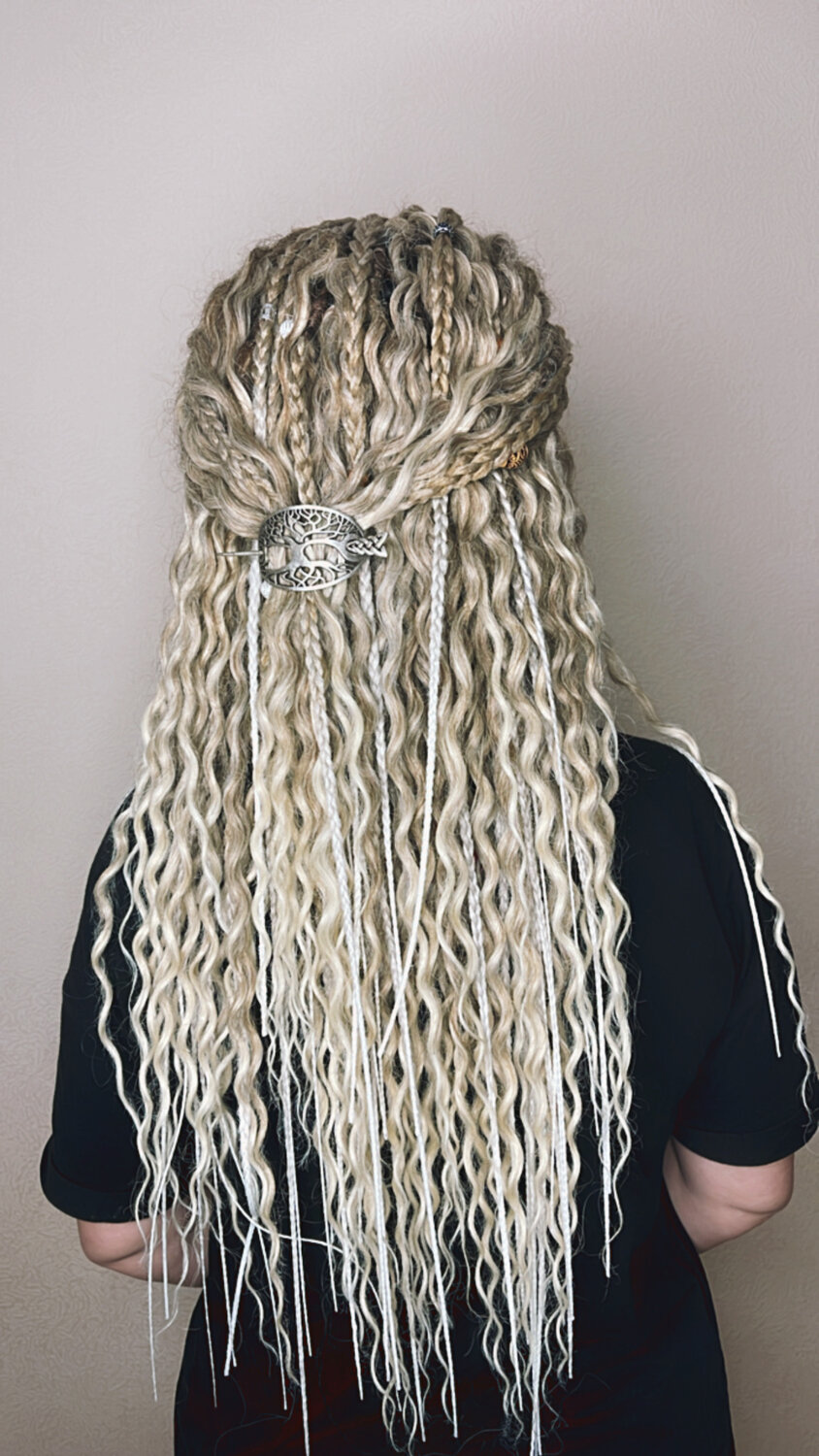 Плетение кос в салоне красоты по низкой цене в Ростове на Западном