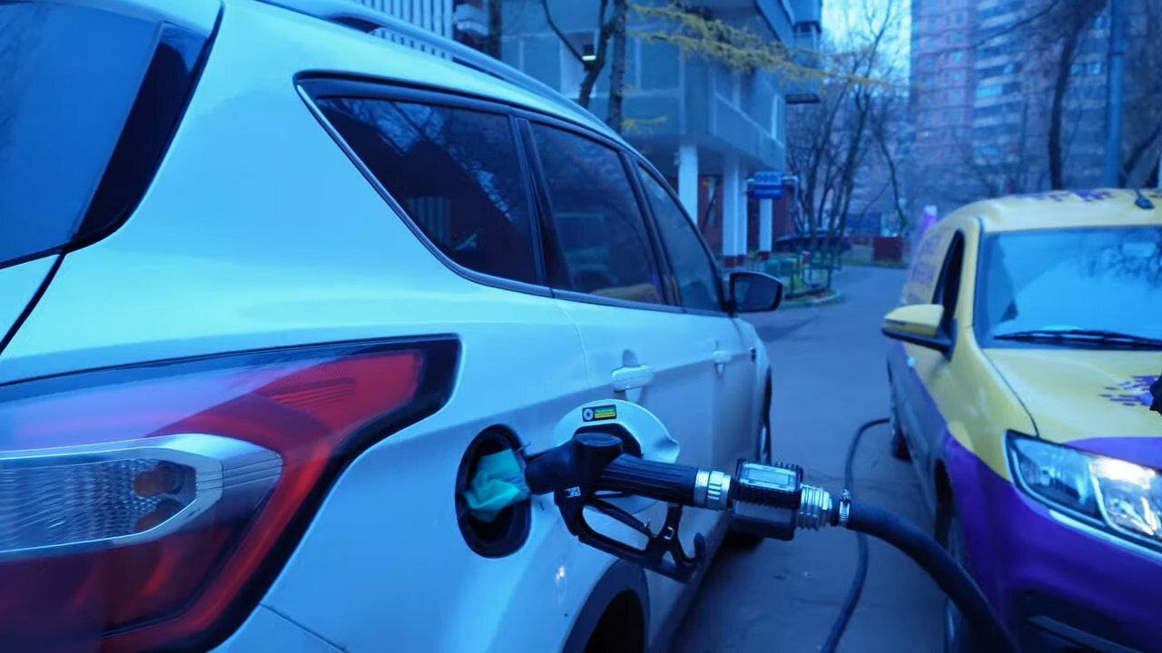 автомобиль, авто, заправка машины газом, газовая заправка, машина колонка