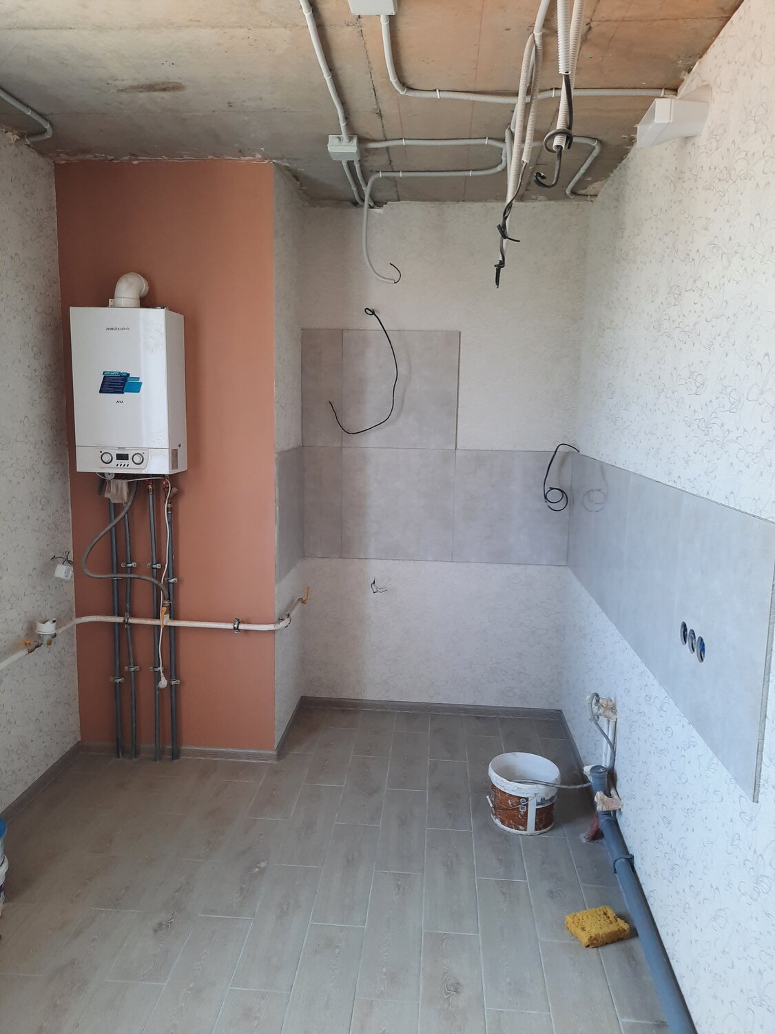 квартиры, интерьер, газовый котел в новостройке, газовый котел в квартире, газовая труба в квартире