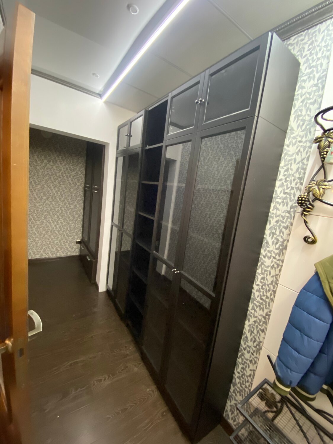 квартиры, интерьер, встроенный шкаф купе, шкаф купе с полосками, квартира в панельном доме