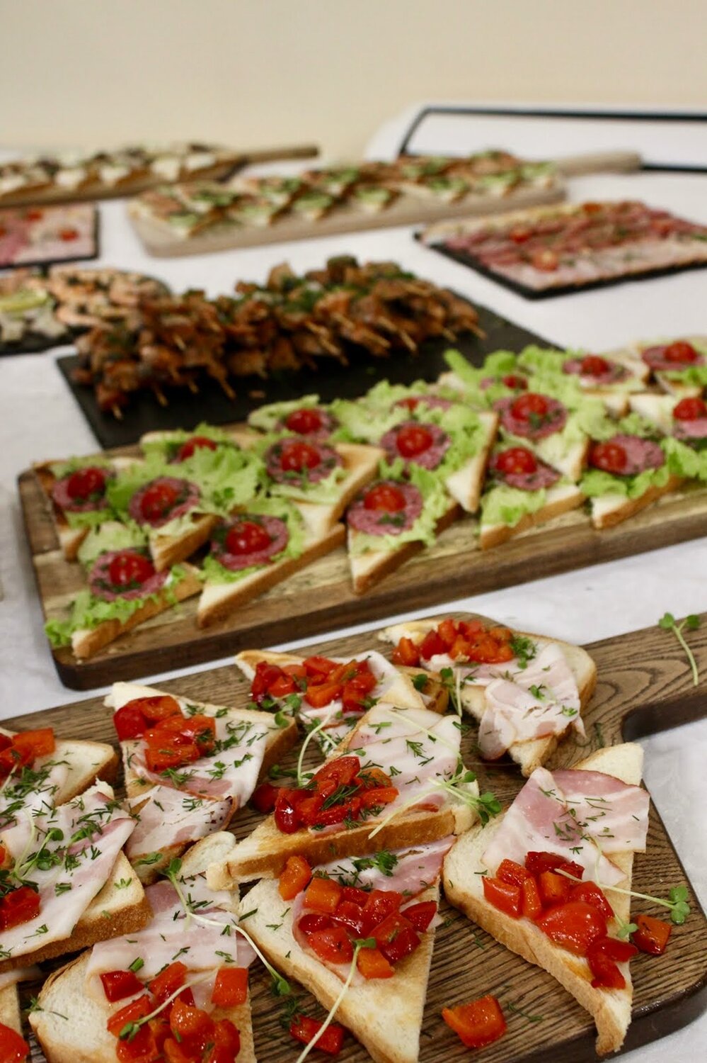 закуски брускетты на стол, закуски, party calzone vici мини пицца, закуски канапе, еда