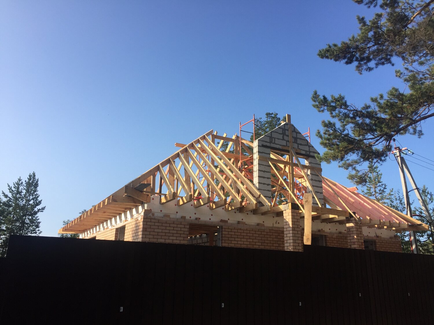 крыша для дома, фасад крыши, стропильные системы крыш, стройка крыши, монтаж кровли