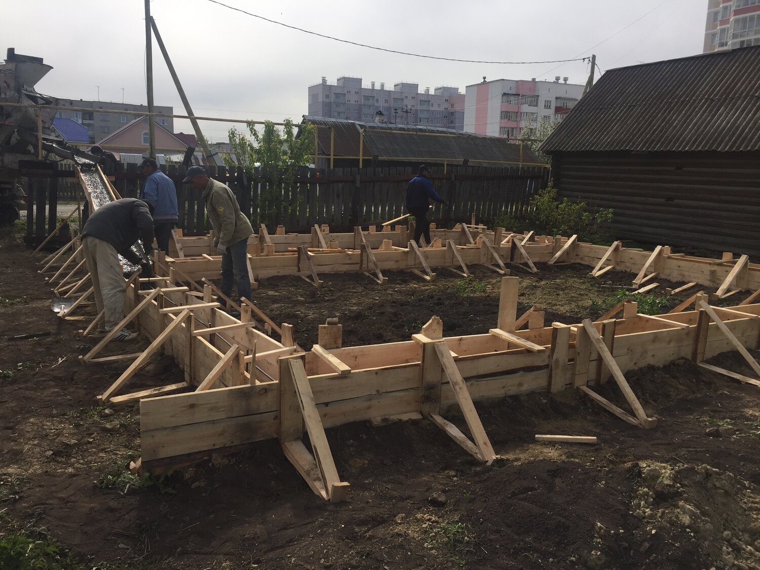 фундамент, опалубка для ленточного фундамента, опалубка из дюймовки для ленточного фундамента, опалубка для фундамента, опалубка для фундамента своими руками из досок