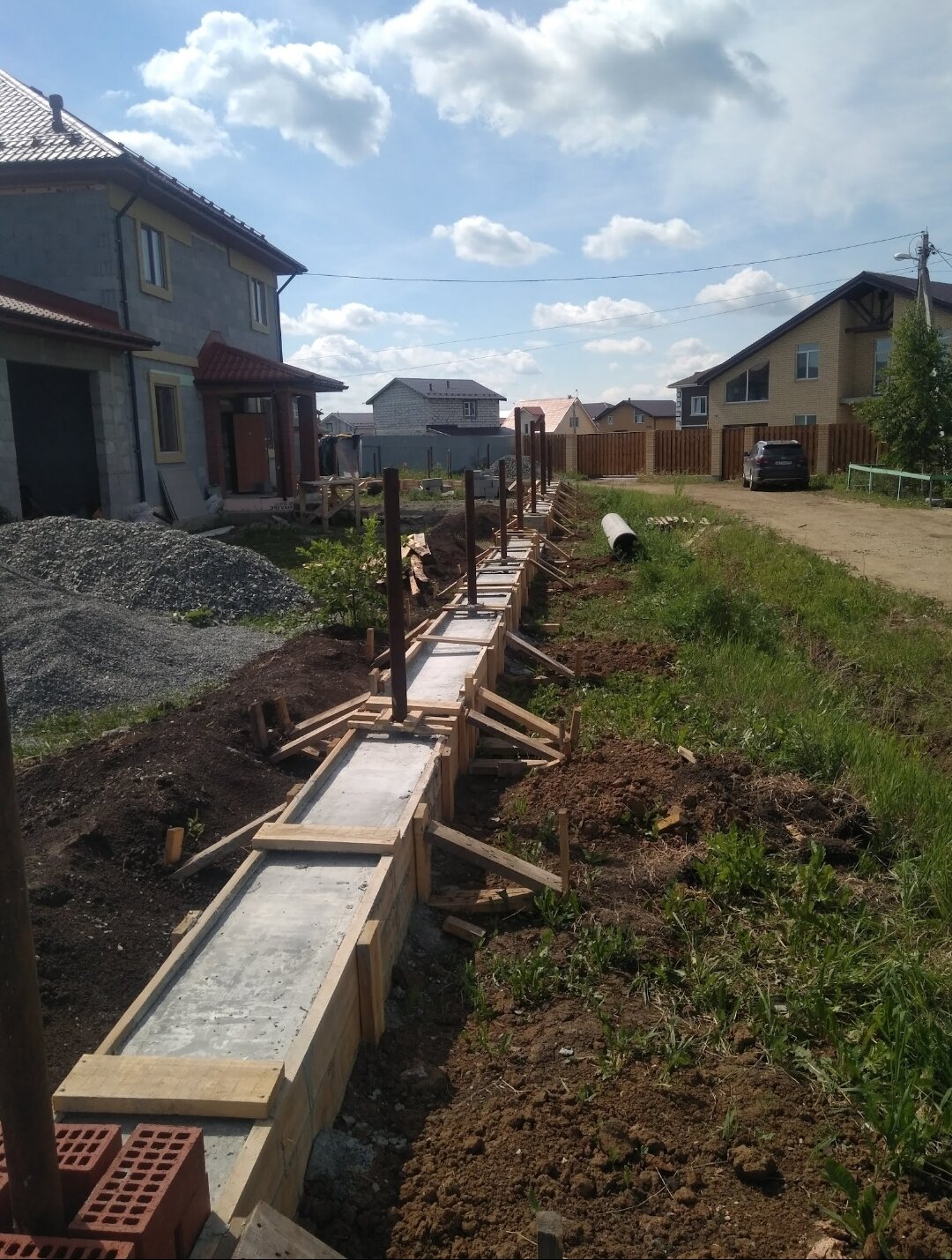 фундамент забора, ленточный фундамент под забор, ленточный фундамент для забора, опалубка для ленточного фундамента забора, фундамент под забор