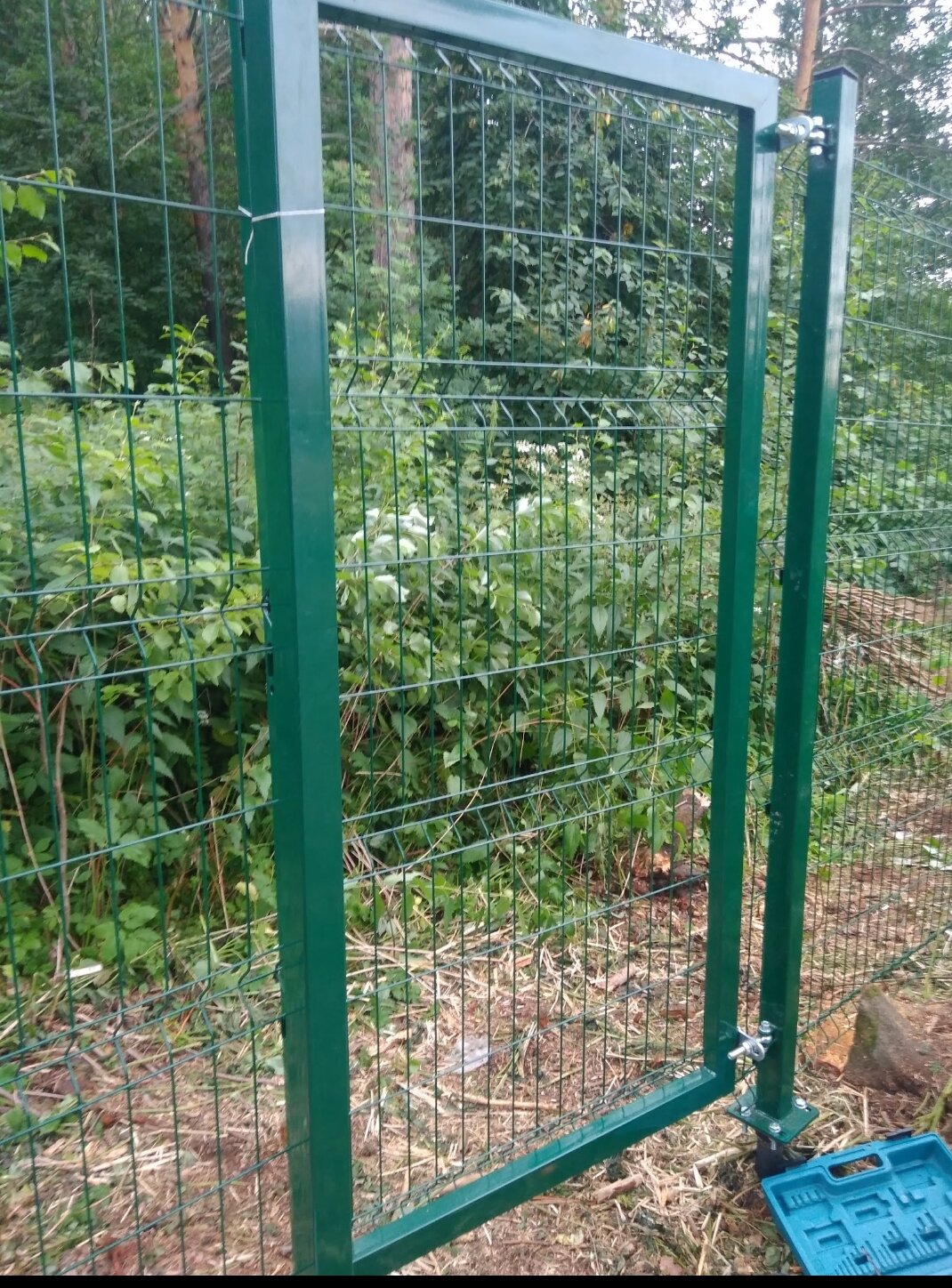калитка для забора из рабицы, забор из рабицы с металлическими столбами, заборы из сетки, крепление сетки рабицы, калитка из сетки рабицы