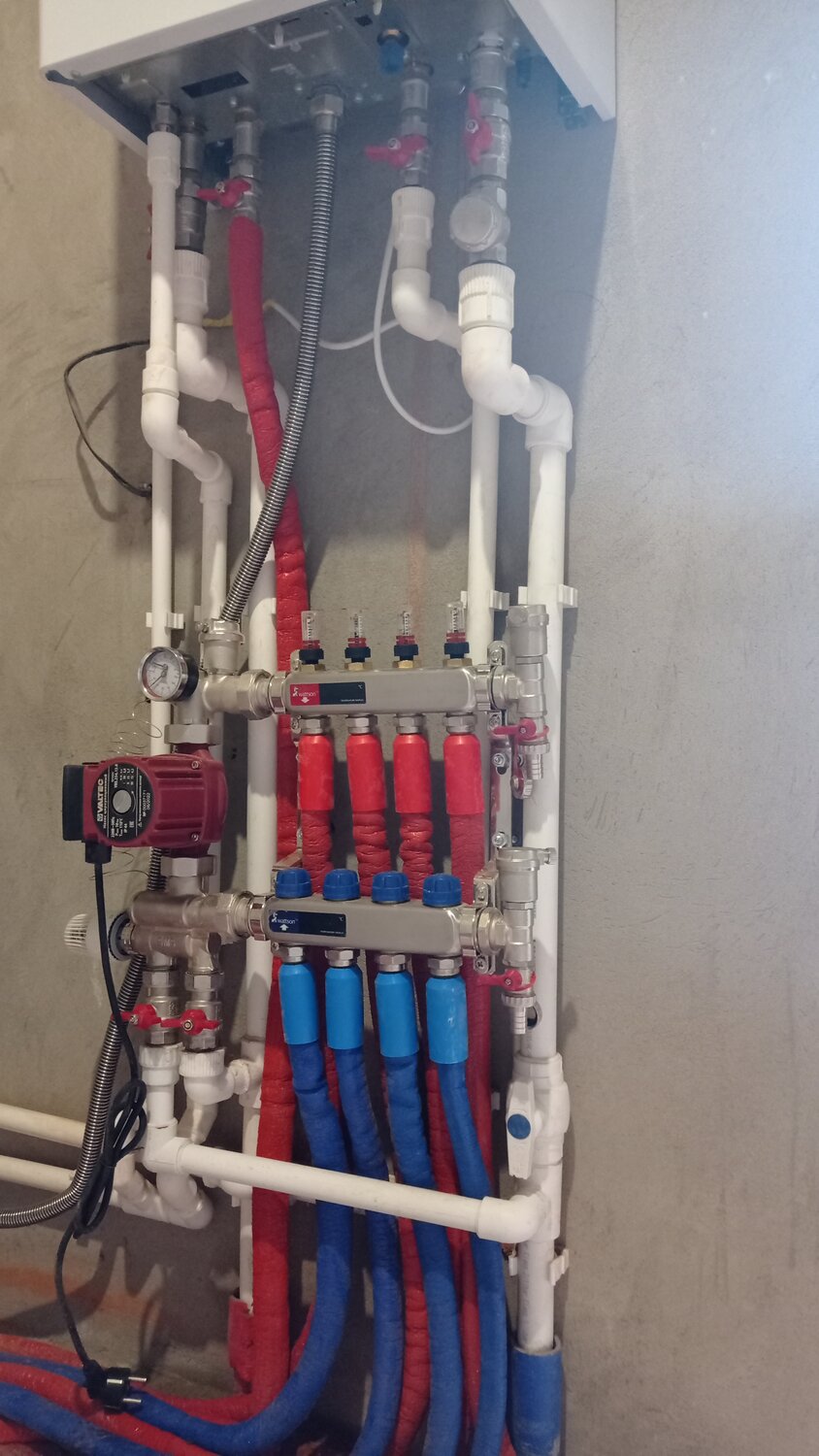 разводка труб водоснабжения рехау, разводка отопления, разводка труб, коллектор водоснабжения в квартире, отопление водоснабжение