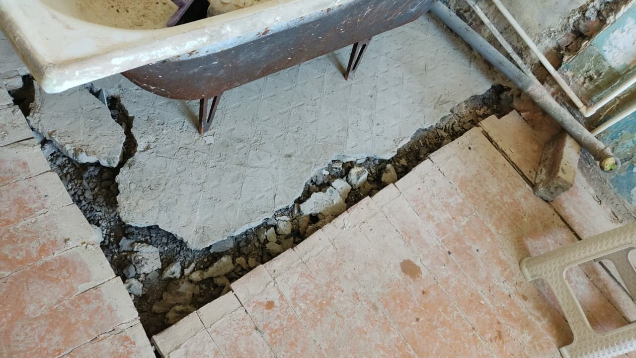 ремонт пола, дом ремонт, ремонт дома, протечка, демонтаж пола