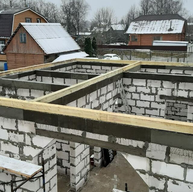 армопояс в доме из газобетона, армопояс на газосиликатные блоки, армопояс, армопояс для газобетона дом с мансардой, армопояс для газобетона 300 под балки перекрытия