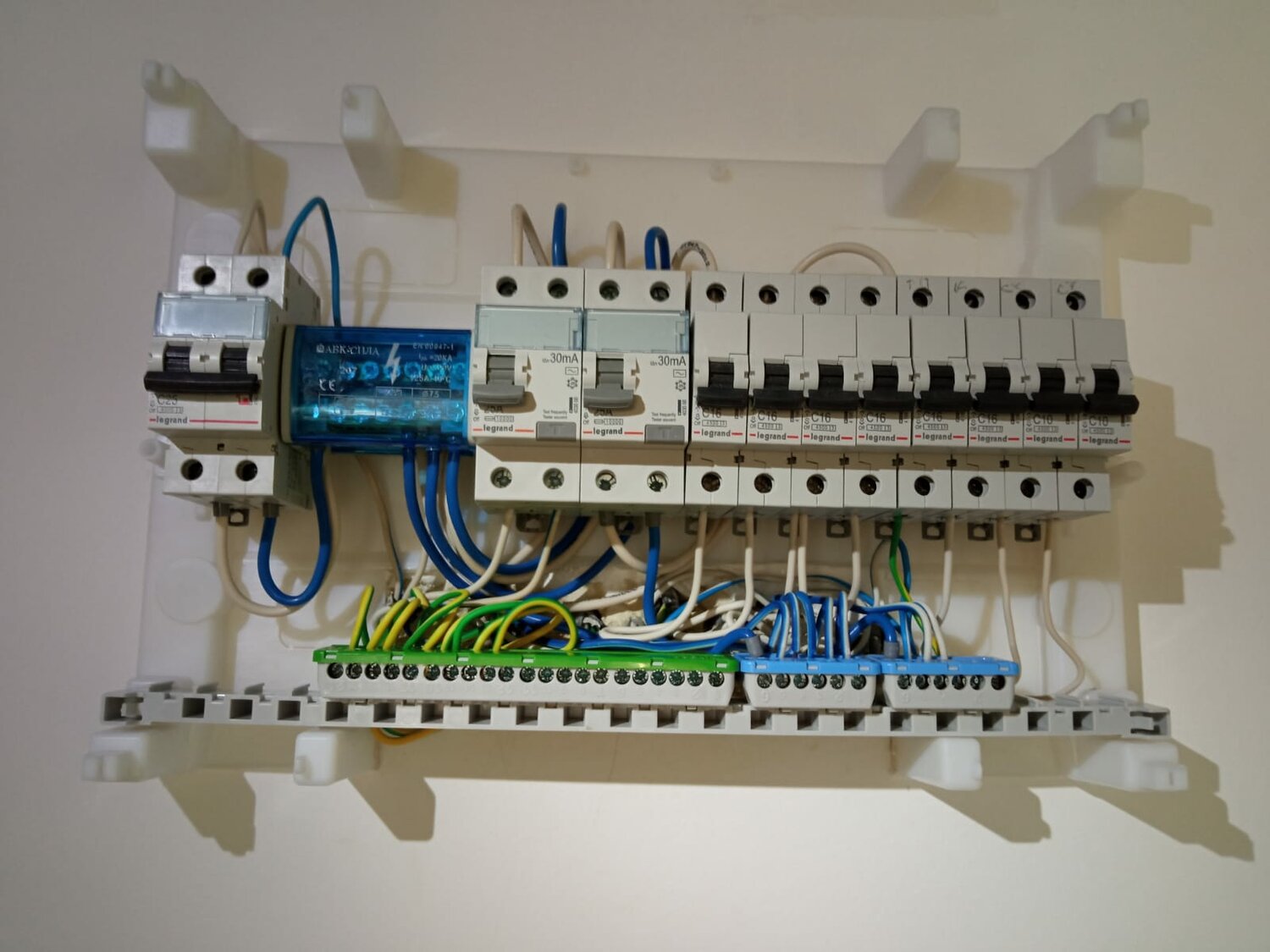 автомат в щитке, сборка щита, сборка электрощита abb, сборка электрощита, монтаж электрощита