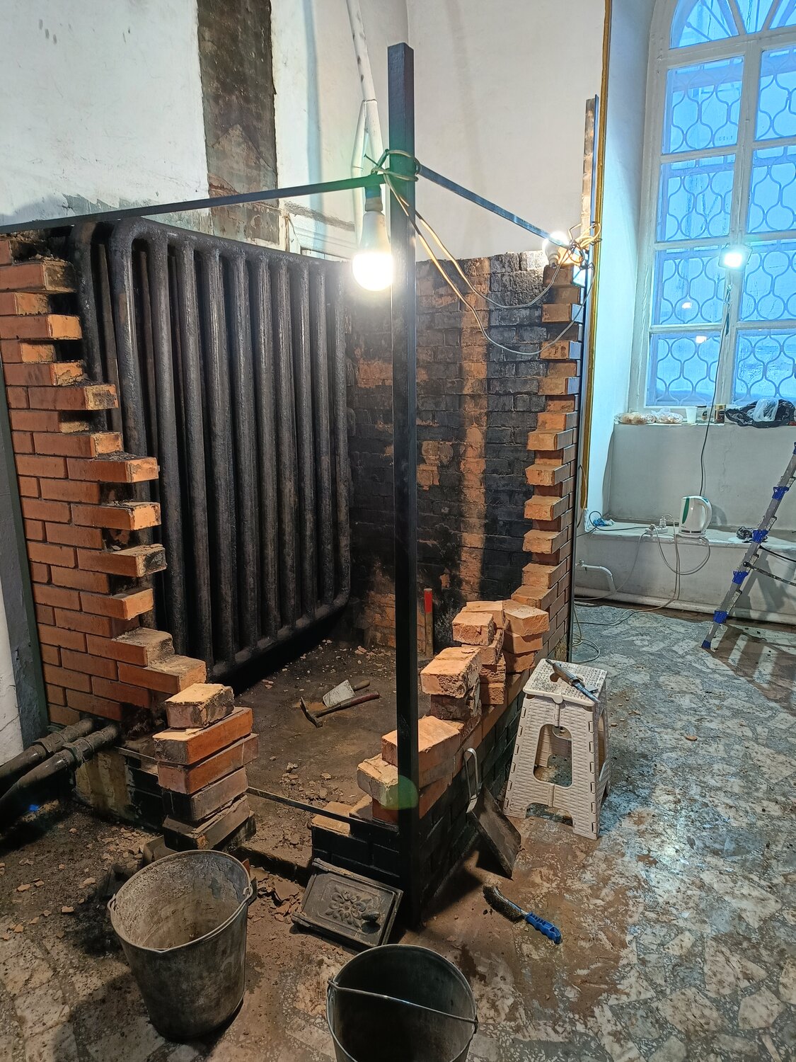 rocket mass heater gamera, обмуровка котла, котёл в печь для отопления, кирпичная печь, печь с водяным контуром для отопления