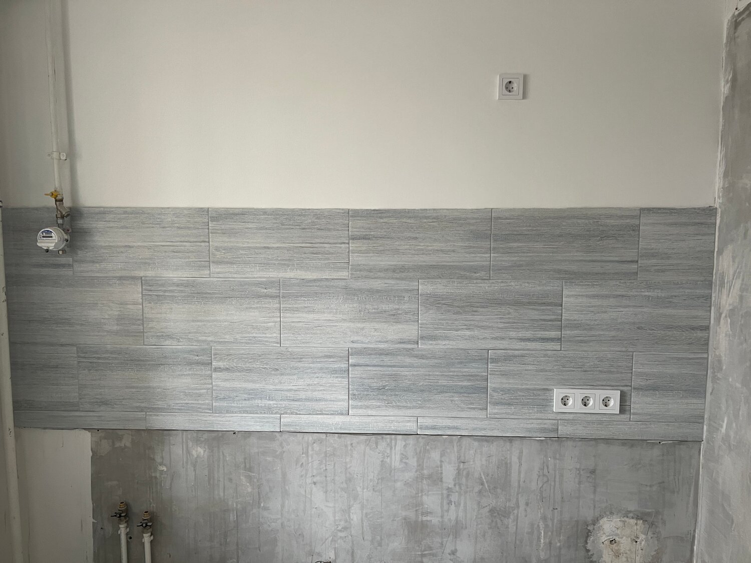 плитка со смещением на стене, кафель, плитка, ванная серая плитка, укладка плитки