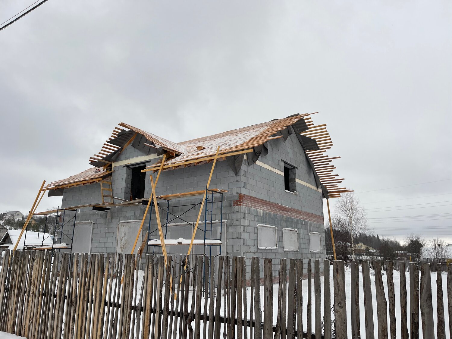 загородный дом, недостроенные дома, строительство домов из газобетона, дом, дом монолитный
