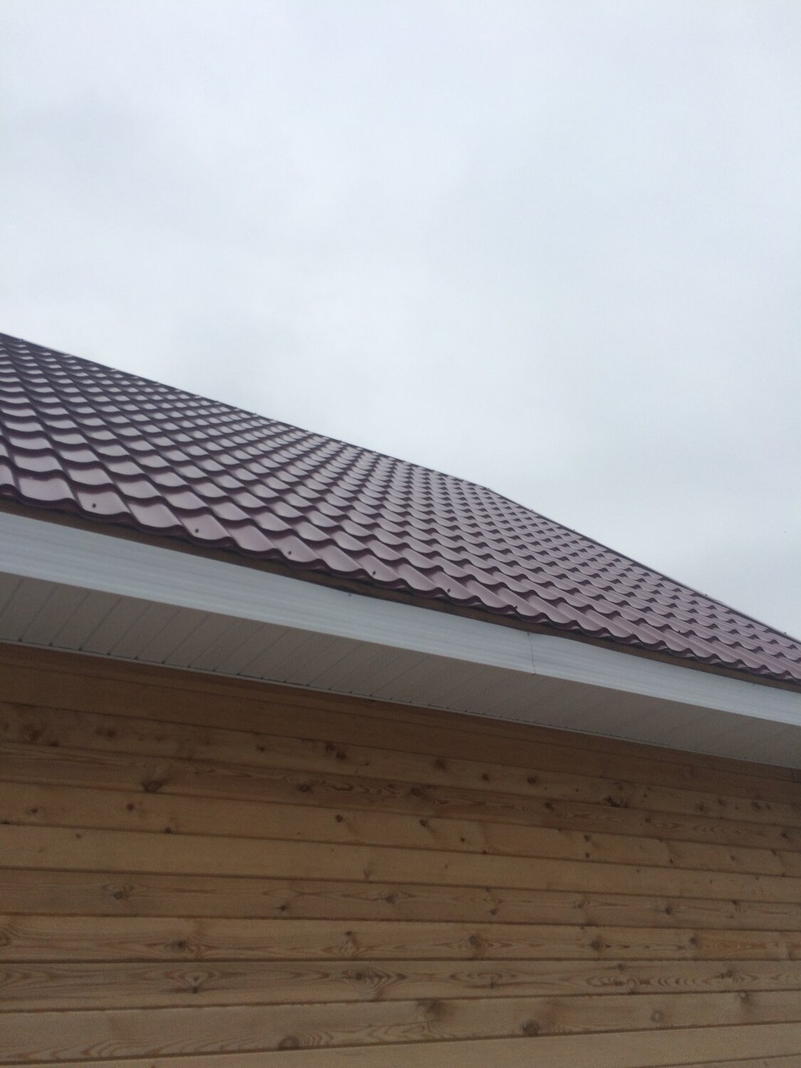 ендова металлочерепица, фронтон крыши из металлочерепицы, двускатная крыша металлочерепица, металлочерепица каскад, монтеррей металлочерепица