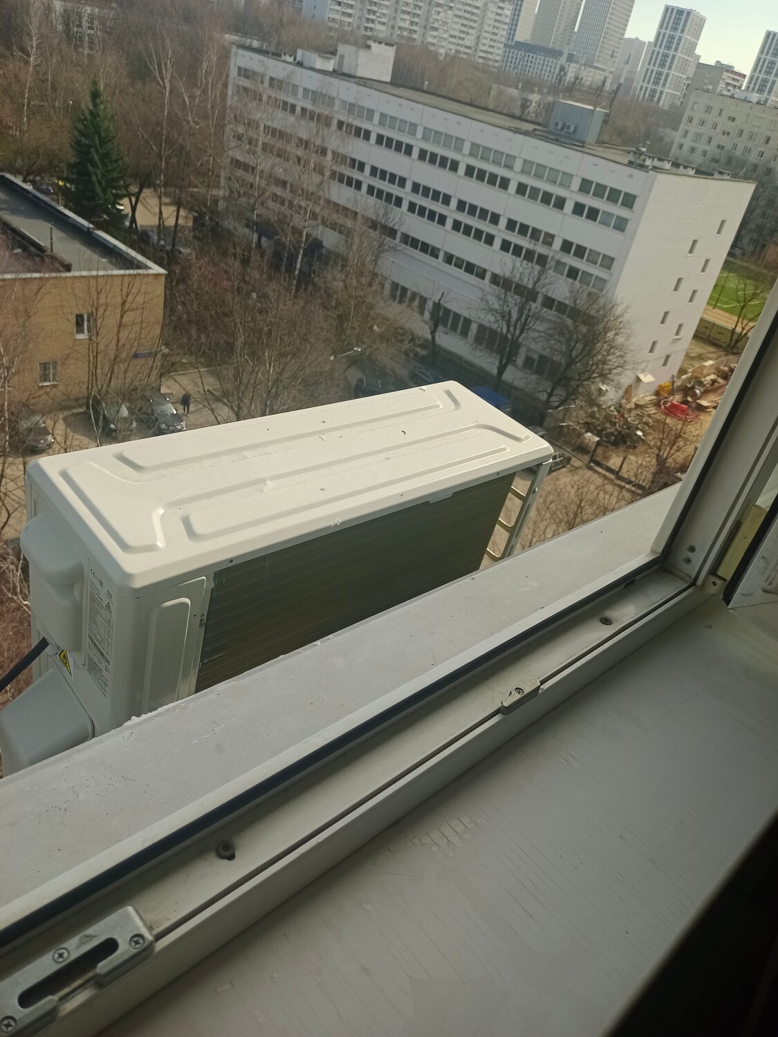 кондиционеры сплит системы, кондиционер наружный блок сбоку, кондиционер, кондиционер внешний блок, кондиционер сплит