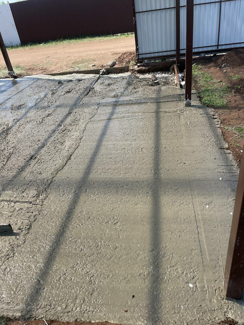 площадка для автомобиля на даче, парковка на даче, площадка для машины на даче, забетонировать двор, бетонирование двора