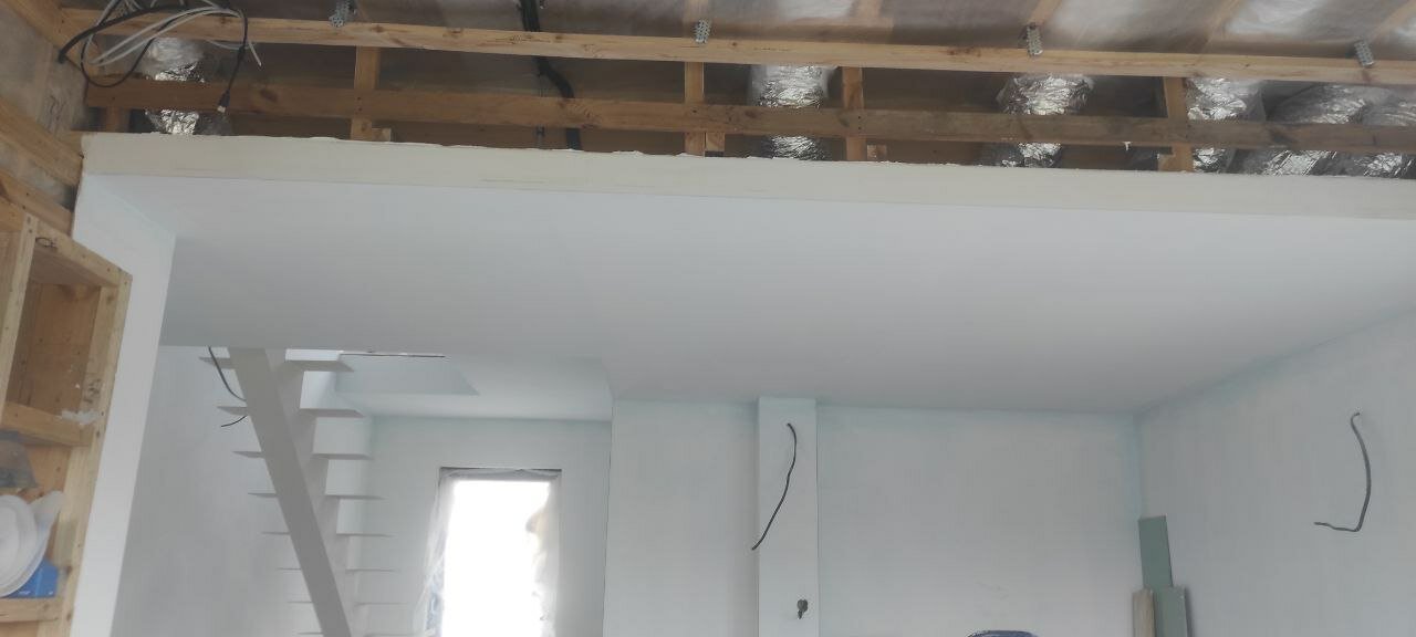 потолок, гипсокартон в каркасном доме, побелка потолка, интерьер, потолки аспро