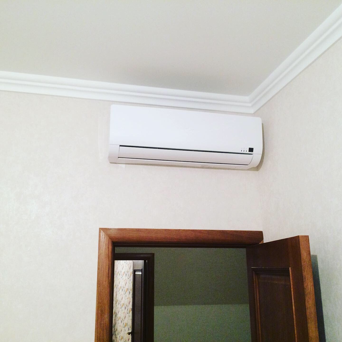 кондиционер, кондиционер впритык к стене, кондиционер сплит, установленный кондиционер, бытовой кондиционер