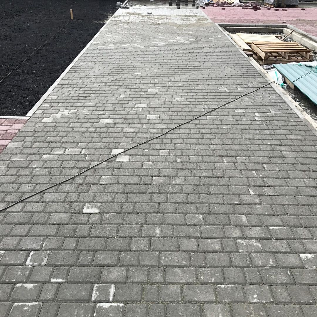укладка брусчатки, укладка тротуарной плитки, тротуарная плитка брусчатка, брусчатка серая, брусчатка старая