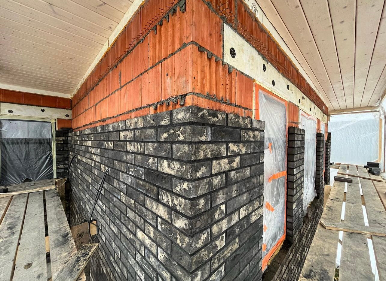 гидроизоляция кирпичного цоколя снаружи, гидроизоляция цокольного кирпича, гидроизоляция цокольного этажа, кирпичный цоколь, гидроизоляция цоколя