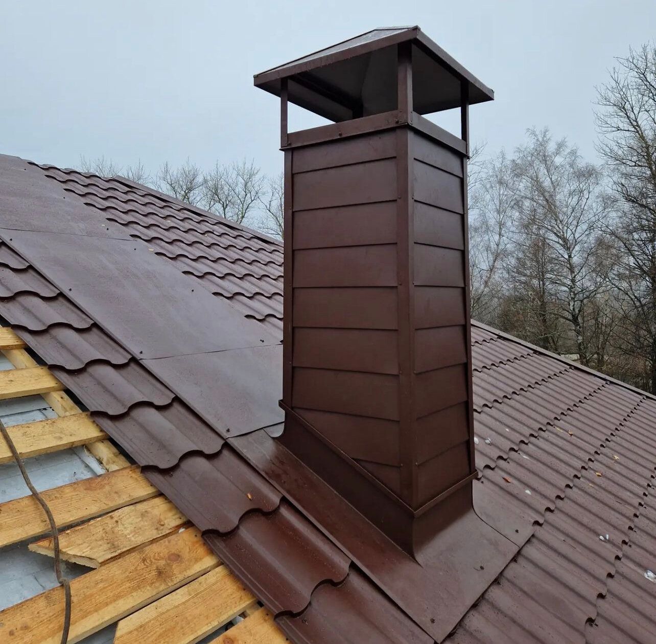 труба на крыше, дымоход на крыше, колпак для трубы дымохода, труба дымохода, дымоход на кровле