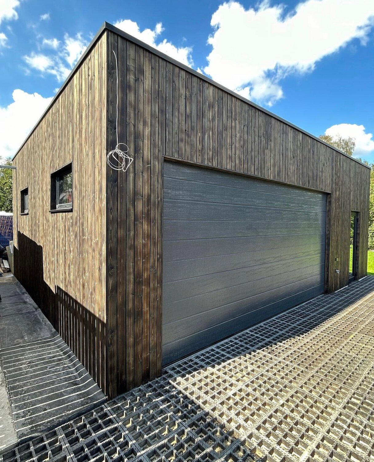 черный дом беларусь, гараж в современном стиле, дом куб, архитектура дома, архитектура