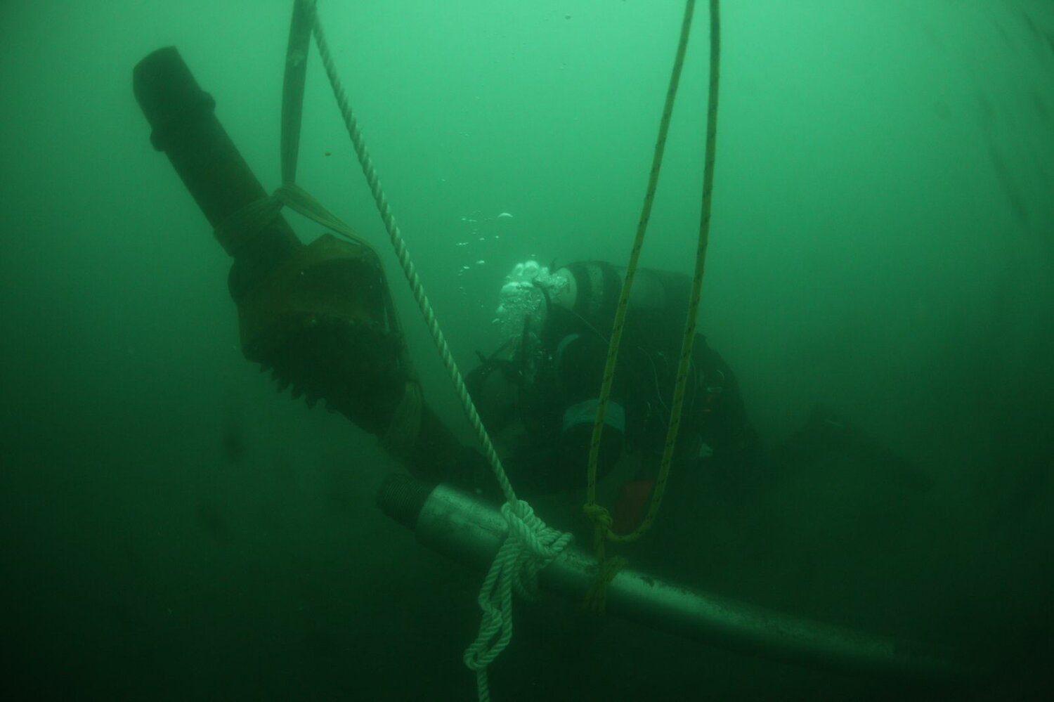 темнота, водолаз в черном море, водолаз, дно черного моря, человек