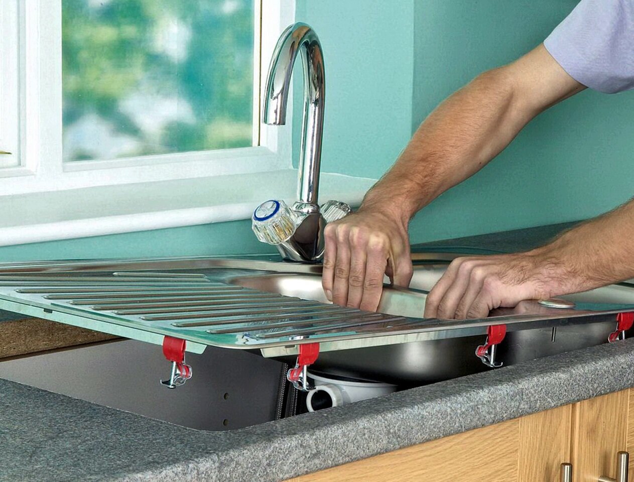 врезка раковины в столешницу, установка мойки, крепление мойки, установка раковины в столешницу