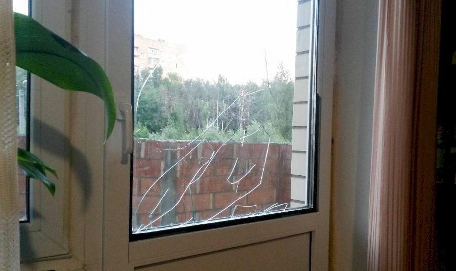 разбитое пластиковое окно, разбитый стеклопакет, замена стеклопакета в пластиковом окне, разбитые пластиковые окна, окна стеклопакеты