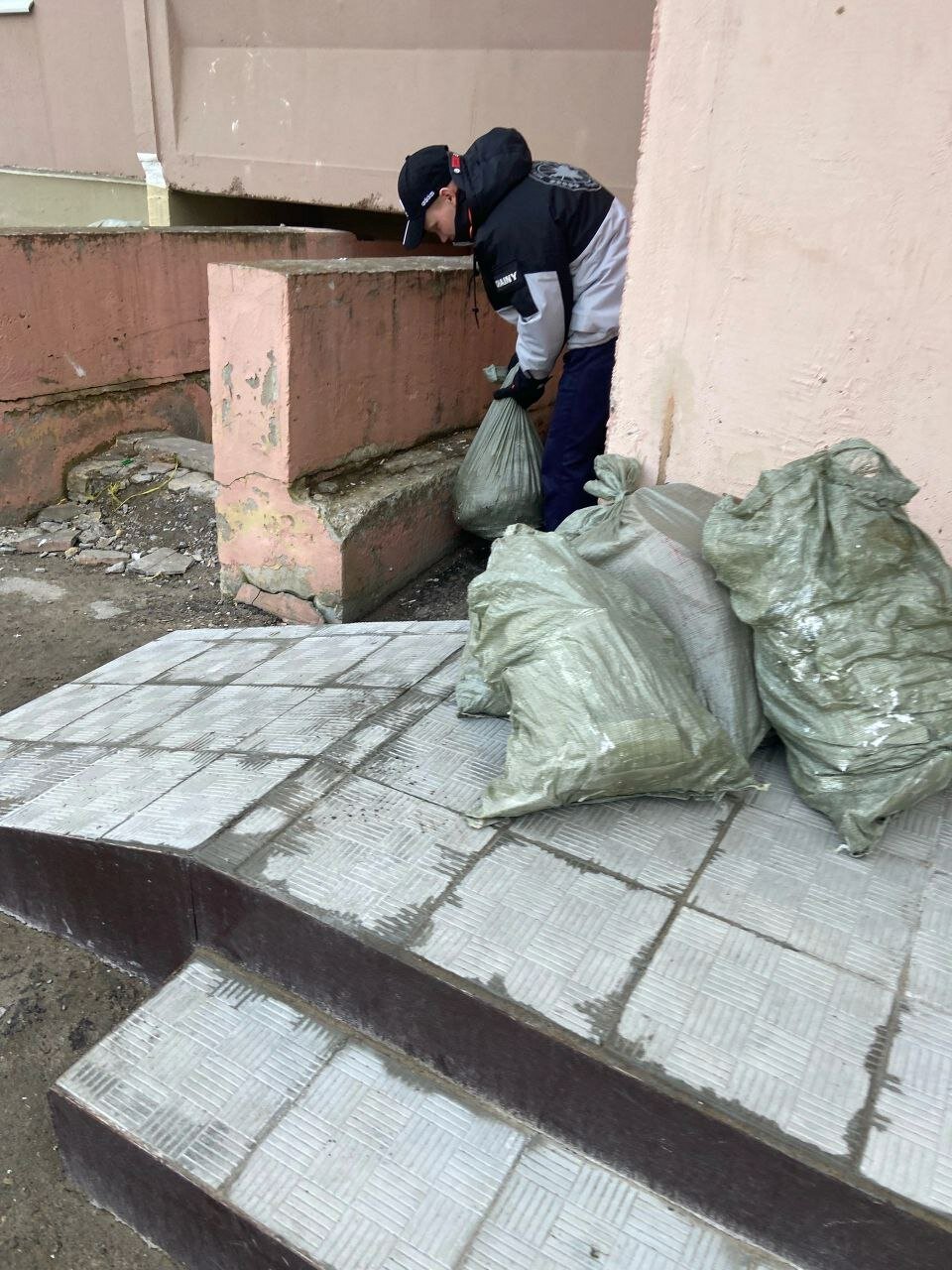 мусор, строительный мусор, мусор возле подъезда, около подъезда, отходы
